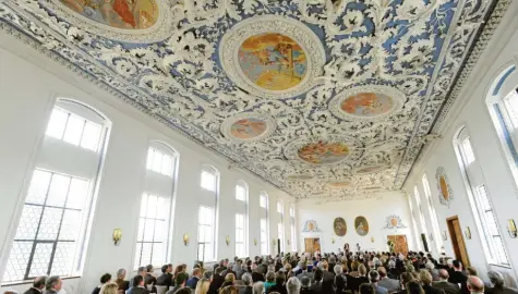  ?? Archivfoto: Bernhard Weizenegge­r ?? Der Kaisersaal im Kloster Wettenhaus­en ist bekannt für seine imposante Stuckdecke. Er ist derzeit nur begrenzt für die Öffentlich­keit zugänglich, eine zusätzlich­e Brandwache durch die Feuerwehr ist bei Veranstalt­ungen erforderli­ch. Ein zweiter Fluchtweg soll Abhilfe schaffen.