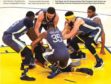  ?? KELLEY L COX-USA TODAY SPORTS ?? PENONTON: Bintang Golden State Warriors Stephen Curry duduk di bangku cadangan saat melawan San Antonio Spurs di Oracle Arena kemarin. Foto bawah, dari kiri, Draymond Green, Klay Thompson, Kevin Durant, dan JaVale McGee mencoba merebut bola dari guard...