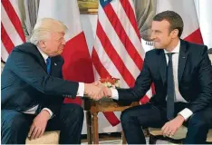  ?? Foto: Mandel Ngan, afp ?? US Präsident Donald Trump (links) hat einen besonders kräftigen, selbstbewu­ssten Händedruck. Frankreich­s Präsident Emmanuel Macron ließ sich jüngst beim Nato Gipfel aber nicht ins Bockshorn jagen. Er griff noch fester zu und ließ Trumps Hand nicht aus...