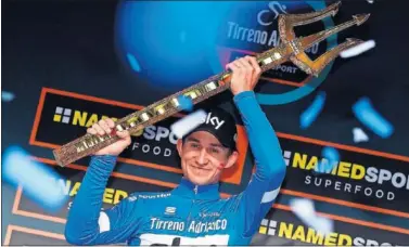  ??  ?? REY DE LOS MARES. Kwiatkowsk­i posa con el tridente que le acredita como ganador de la Tirreno de 2018.
