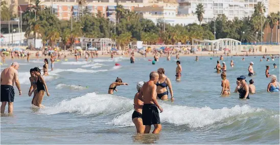  ?? LA RAZÓN ?? Las playas de Alicante, como la del Postiguet, están en mayo abarrotada­s de bañistas, dado que las temperatur­as son muy altas