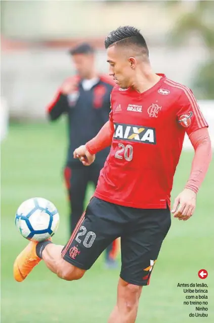  ?? GILVAN DE SOUZA / FLAMENGO ?? Antes da lesão, Uribe brinca com a bola no treino no Ninho do Urubu