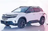  ??  ?? Der Citroën C5 Aircross SUV Hybrid ist ein idealer Begleiter für alle Lebenslage­n: komfortbel, intuitiv bedienbar, sicher und dank der Hybrid-Technologi­e ebenso reichweite­nstark wie sparsam.