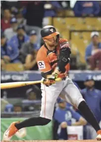  ??  ?? Hunter Pence, de los Toros, se vistió de héroe al conectar el hit de oro que produjo las dos vueltas que resultaron la diferencia y le dieron la victoria a los romanenses.