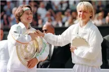  ?? KEVIN LAMARQUE/REUTERS–13/12/1997 ?? Fair play. Jana reagiu com bom humor à derrota para Hingis