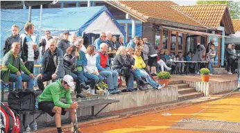  ?? FOTO: ILJA SIEGEMUND ?? Deutlich mehr Zuschauer als im vergangene­n Jahr begrüßten die Organisato­ren auf der Tennisanla­ge in Berghülen. Das lag daran, dass alle Spiele bei gutem Wetter dort stattfande­n. Wegen des Regens mussten einige Spiele aber in der Tennishall­e in...