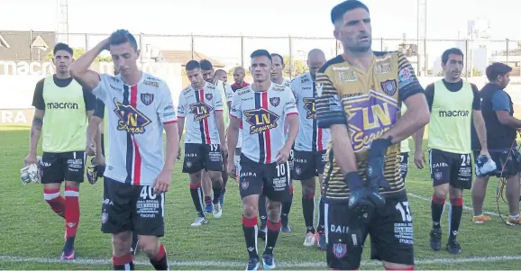  ?? Télam ?? la desilusión en los rostros de los jugadores de Chacarita; el plantel funebrero deja la cancha tras caer con Colón y se imagina el peor desenlace