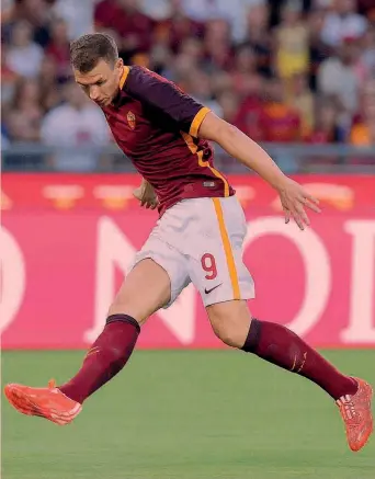  ?? TEDESCHI ?? Edin Dzeko, 29 anni, è arrivato alla Roma l’estate scorsa, provenient­e dal Manchester City
