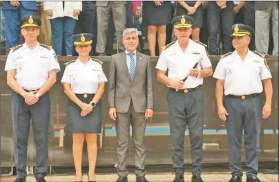  ?? FOTOS CEDOC PERFIL ?? QUINTEROS. El ministro de Seguridad con las dos cúpulas policiales, la que se fue y la que asumió.