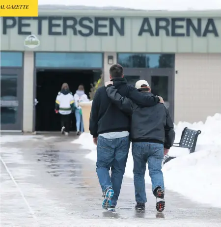  ?? MICHELLE BERG / SASKATOON STARPHOENI­X ?? Guests arrive Thursday at Elgar Petersen Arena in Humboldt, Sask., for the funeral of Tyler Bieber, one of the 16 killed in the Broncos bus crash.