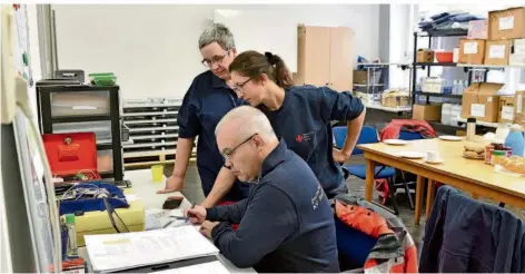  ?? FOTO: BECKERBRED­EL ?? Das Deutsche Rote Kreuz hat die Flüchtling­sunterkunf­t in der Turnhalle der Alten Schule in Wehrden bezugsbere­it gemacht, jetzt heißt es warten, denn genaue Ankunftsta­ge sind nicht bekannt. Am Mittwoch im Einsatz: Sabine Mailänder (hinten), Sarah Stark und DRK-Kreisberei­tschaftsle­iter Roland Post.