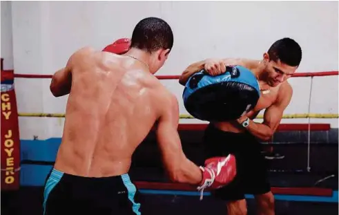  ??  ?? Orlando González, left, and Henry LeBron training at Atlantic Boxing Club.