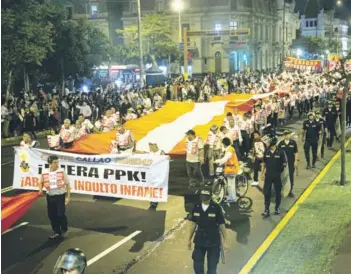  ??  ?? ► Manifestac­ión contra del indulto a Alberto Fujimori, el martes, en Lima.