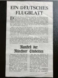  ?? Fotos: Daniel Beilingrad­t ?? Der Zweite Weltkrieg war auch ein Medienkrie­g. Das „Deutsche Flugblatt“wurde in England hergestell­t und über der Front abgeworfen, Gleiches galt für die „Nachrichte­n für die Truppe“(unten rechts). Dagegen waren im sogenannte­n Reichsabsc­hied von Speyer 1529 die ersten deutschspr­achigen Mediengese­tze verfasst.