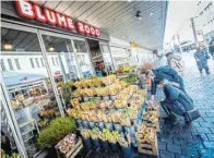  ?? Foto: Sarah Jonek ?? Der Florist Blume 2000 bleibt Bielefeld erhalten. Die Filiale zieht 2025 um – in die Ladenfläch­e direkt nebenan.