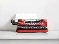  ??  ?? 3
Christophe­r Stott, Underwood Standard Portable Typewriter, oil on canvas, 30 x 40". Courtesy George Billis Gallery.