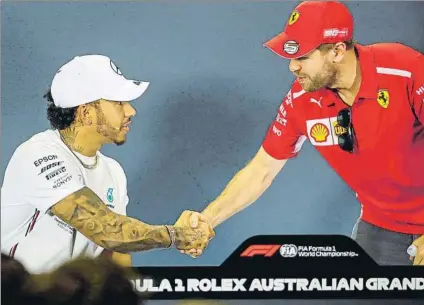  ?? FOTO: EFE ?? Lewis Hamilton saluda a Sebastian Vettel en la rueda de prensa oficial de ayer en el Circuito de Albert Park