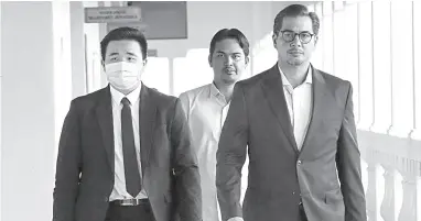  ?? — Ga��bar Berna��a ?? HADIR: Adam Radlan (kanan) hadir pada sebutan lima pertuduhan rasuah dan tujuh pertuduhan pengubahan wang haram berkaitan projek Jana Wibawa di Mahkamah Sesyen Kuala Lumpur semalam.