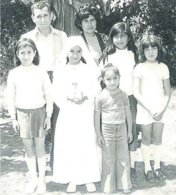  ??  ?? Primera comunión. Suniyay, ya en Buenos Aires, con sus padres, hermanas y dos vecinitas.