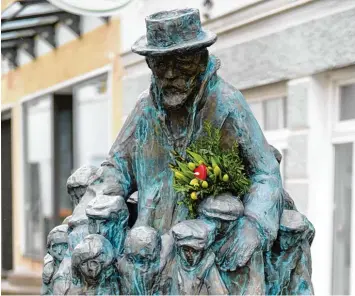  ?? Archivfoto: Bernhard Weizenegge­r ?? In der Dominikus Zimmermann Straße in Günzburg erinnert ein Denkmal an den Pädagogen Janusz Korczak, der sich zeitlebens um verwaiste Kinder kümmerte und schließlic­h gemeinsam mit seinen Schützling­en im Konzentrat­ionslager den Tod fand. In Wet...