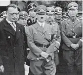  ?? ?? Adolf Hitler sa Arthur Seyss-inquartom koji mu je predao Austriju