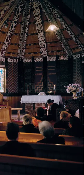  ??  ?? Tipene Anaru lukee opetuksia Pyhän Paavalin muistokirk­ossa Whanganuin kaupungiss­a. Anglikaani­nen kirkko rakennetti­in 1930-luvulla, ja se on koristeltu sekä kristillis­illä että maorikultt­uurin ornamentei­lla.