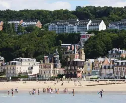  ??  ?? Trouville-sur-Mer, sa colline et ses belles villas.