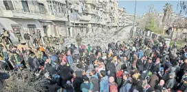  ??  ?? Zivilisten, die Ostaleppo verlassen wollen, sammeln sich an einem Checkpoint der syrischen Armee im Viertel Maysaloun.