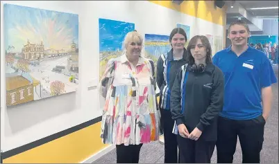  ?? Picture: ABBY WALTER ?? CREATIVE LEARNING: Guest speaker for an art making and exhibiting seminar at Horsham Town Hall Helen Reiher, with Balmoral K-12 College year-11 students, from left, Maisy Griffiths, Lily Weaver and Sean Barker.