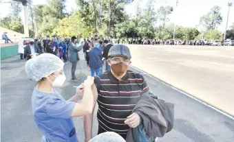  ??  ?? Tan solo unos 535.000 paraguayos han accedido a la vacuna anticovid hasta el momento.