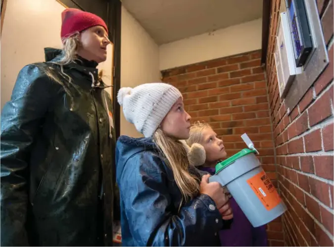  ?? JARLE AASLAND ?? Christina Randulff, til venstre, Helle Randulff Stecher og Julie Naerheim Samuelsen ringer på og venter spent på at noen av beboerne i blokkene i Dues vei skal åpne under fjorårets tv-aksjon.