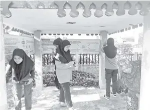  ??  ?? PELAJAR mengikis cat lama untuk menceriaka­n pondok ilmu di sekitar TPI. (gambar kiri) LOH bersama sebahagian peserta program gotong-royong.