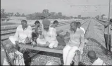  ?? HT PHOTO ?? Protesters enjoying a cup of tea during the blockade.