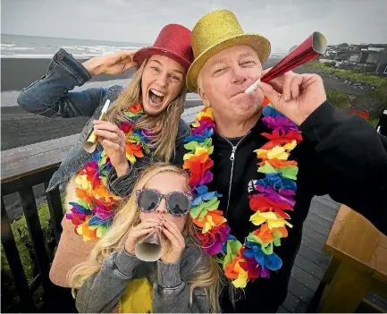  ?? PHOTO: GRANT MATTHEW/STUFF ?? Zoe Harris and Richie Shearer are organising the Oa¯kura Beach Carnival Market on New Year’s Day 2018. Pearl Shearer, 8, can’t wait.