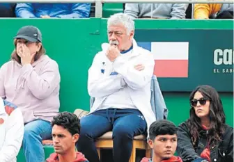  ?? JESÚS SAUCEDO ?? Tranquilo, disfrutand­o del juego. Así vivió Carlos Caszely los partidos de la Davis en el Lawn Tennis.