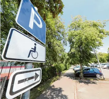  ?? Foto: Alexander Kaya ?? Auf dem Behinderte­nparkplatz links neben dem Baum hat Bürgermeis­ter Raphael Bögge seinen Dienstwage­n abgestellt. Und ihn trotz eines Hinweises nicht umgeparkt. Das Schild weist die Fläche eindeutig aus.