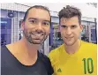  ?? FOTO: KN ?? Ein Selfie geht immer: Auch mit dem österreich­ischen Profispiel­er Dominic Thiem (rechts) hat Peter Torebko trainiert.
