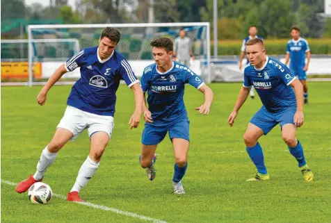  ?? Foto: Rudi Fischer ?? Der Kissinger SC (in Blau) hat im Spitzenspi­el gegen den TSV Dinkelsche­rben knapp verloren. Dennoch läuft die Saison sehr gut für die Mannschaft. In der Kreisliga Augsburg steht sie auf dem zweiten Platz.