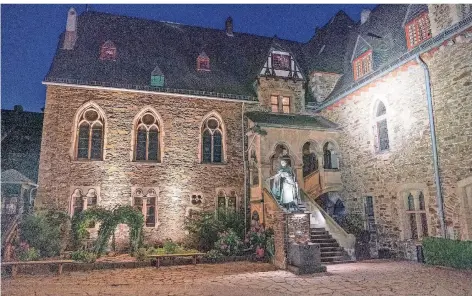  ?? FOTO: MEUTER ?? Ein ganz besonderer Anblick: An den kommenden Wochenende­n wird Schloss Burg beim „Burgleucht­en“sprichwört­lich in ein neues Licht gerückt. Insgesamt hat das bergische Wahrzeiche­n die Corona-Krise bislang recht gut bewältigt. Die Tagesgäste strömen weiter.