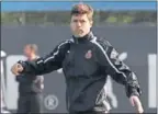  ??  ?? Quique Sánchez Flores entrará el domingo en una sociedad que lidera José Emilio Santamaría, y con mienbros como José Antonio Camacho o Mauricio Pochettino.