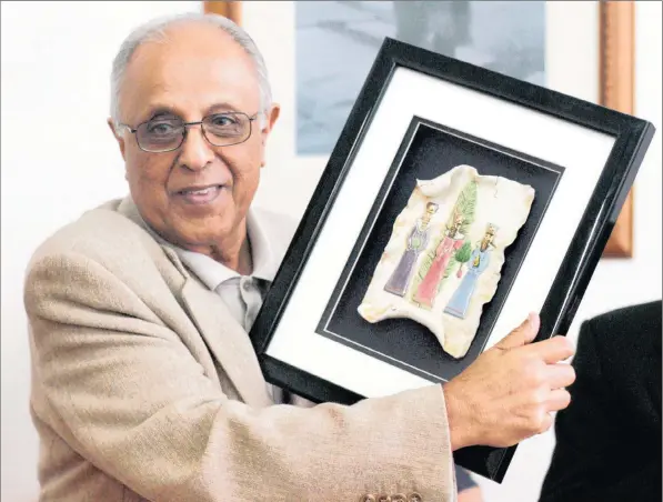  ?? PICTURE: IVAN FRANCO / EPA ?? STALWART: Ahmed Kathrada shows a present he received at a ceremony to honour him at the headquarte­rs of the Afro World of Montevideo (Uruguay) in April 2004. Kathrada, an antiaparth­eid Struggle veteran, former parliament­ary counsellor and friend of...