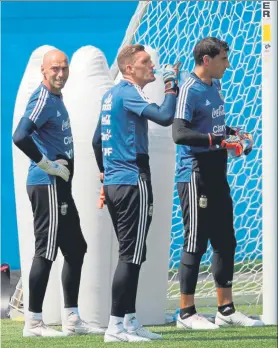  ?? FOTO: EFE ?? Los tres porteros de Argentina durante la sesión de entrenamie­nto de ayer