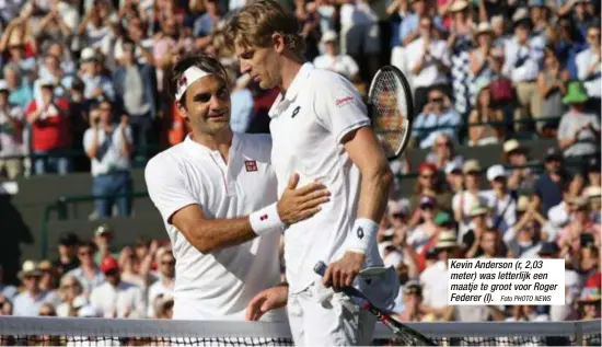  ?? Foto PHOTO NEWS ?? Kevin Anderson (r, 2,03 meter) was letterlijk een maatje te groot voor Roger Federer (l).