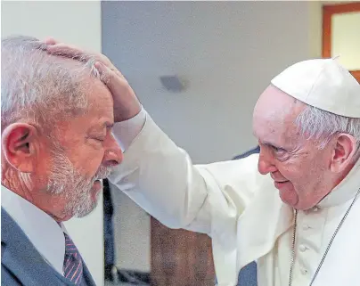 ?? EFE ?? Francisco le impartió una bendición a Lula, ayer, en el Vaticano