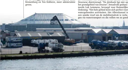  ?? FOTO WIM HENDRIX ?? De zone achter het Sportpalei­s. Merksem wil inzetten op industrie, terwijl Deurne liever een recreatiev­e cluster ziet verschijne­n.