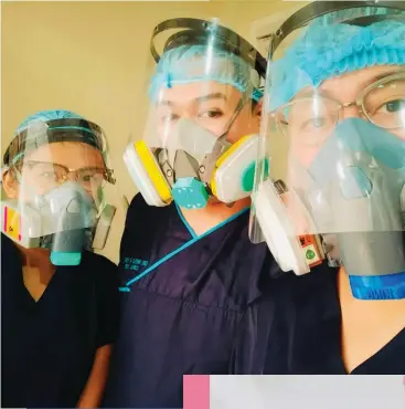  ?? ?? Dr. Katrina Ma. Antonia Jalandra - Jover with her fellow interns during their internship at the Corazon Locsin Monteliban­o Memorial Regional Hospital at the height of the coronaviru­s disease (Covi-19) pandemic