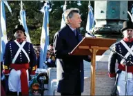  ??  ?? La ex presidenta hizo un acto muy PRO. Macri viajó a la provincia de Santa Fe para el Día de la Bandera, sin tanto histrionis­mo. Las tapas de los diarios del día siguiente, CFK y economía.                                   