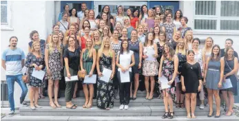  ?? FOTO: PRIVAT ?? 56 Frauen und sechs Männer wurden am Laupheimer Seminar aus dem Vorbereitu­ngsdienst für das Grundschul­Lehramt verabschie­det. Alle 62 erhielten ein Einstellun­gsangebot.