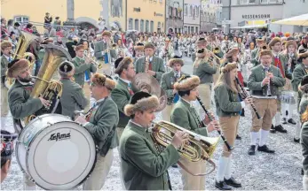  ?? FOTO: GNANN ?? Musizieren und durcheinan­der laufen beherrsche­n diese Narren einwandfre­i.