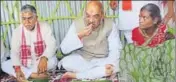  ?? PTI FILE ?? BJP chief Amit Shah (centre) had lunch at Raju and Gita Mahali’s house during his ‘Booth Sampark’ programme in Naxalbari.